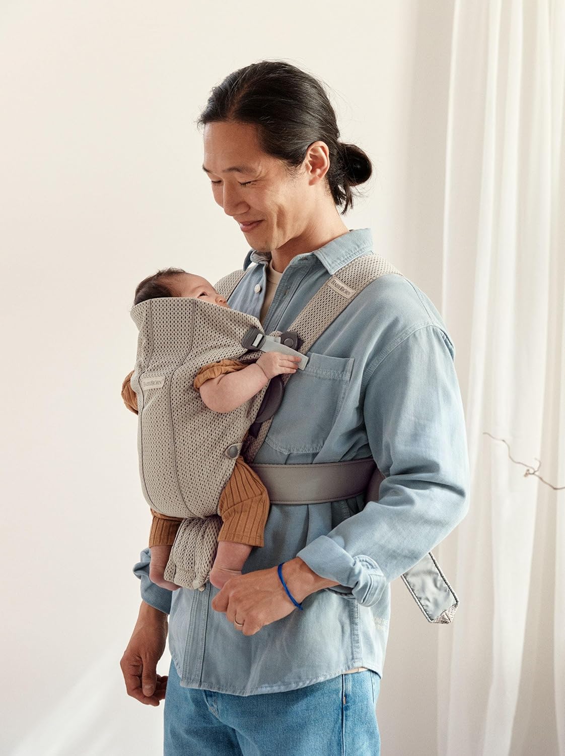 BabyBjörn Baby Carrier Mini, Gray Beige, 3D Mesh Newborn Carrier (7-25 lbs), Ergonomic, Easy-to-Use